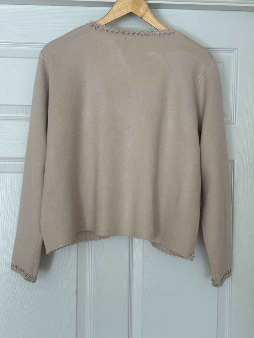 Sioni Open-Front Ivory/Cream Knitted Lady Jacket Cardigan with Gold Buttons - Picture 13 of 16